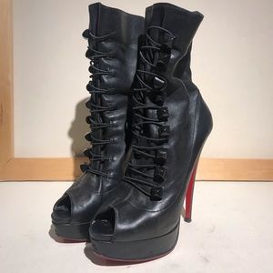 Louboutin BOUTON 150 peep toe booties. Sz38.5